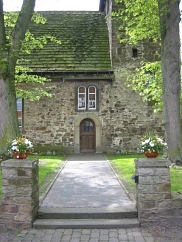 Eingangsweg zur Kirche © Stadt Hessisch Oldendorf