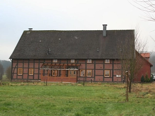 Seitenansicht eines roten Fachwerkhauses © Stadt Hessisch Oldendorf