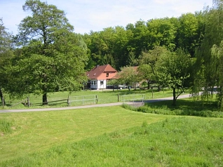 schönes Landschaftsbild mit kleinem Häuschen im Hintergrund © Stadt Hessisch Oldendorf