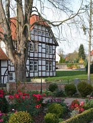weißes Fachwerkhaus Seitenansicht © Stadt Hessisch Oldendorf