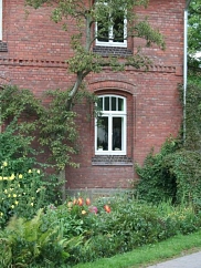 rotes Haus mit ein wenig Efeu bewachsen © Stadt Hessisch Oldendorf